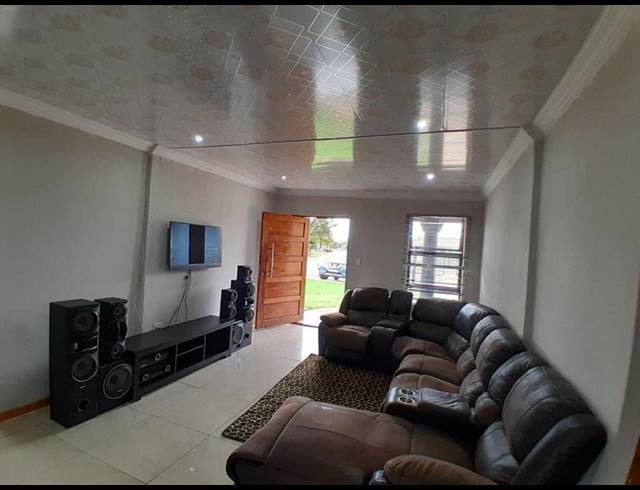 3 BEDROOM HOUSE FOR SALE IN ROSSLYN